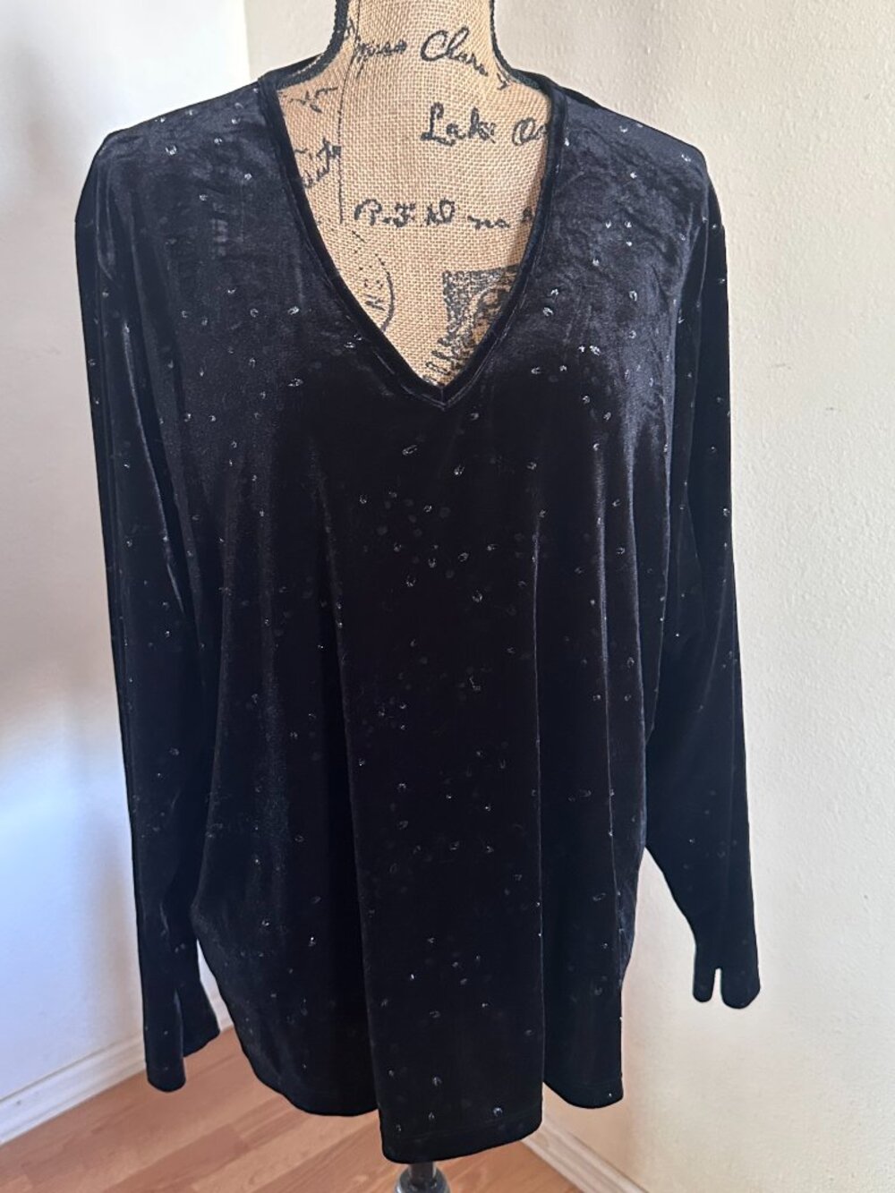 Venezia Black Velvet Silver Glitter Long Sleeve Top Size 22/24.  Hug Me Now.